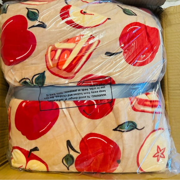 2Pc Set Apple of my Eye Warm & Cozy Plush Sherpa to Throw Blanket & Pillow NWT - Picture 9 of 11